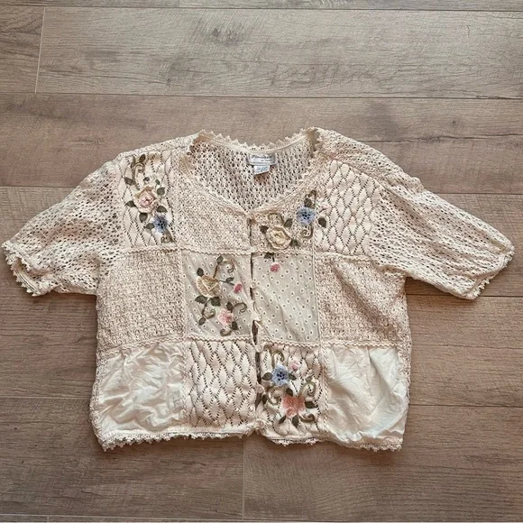 Vintage 90s embroidered crocheted quilt patchwork button down short sleeve top! - Picture 5 of 10